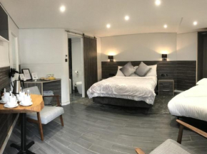 Отель The WatersEdge, Canal Cottages  Хиллингдон